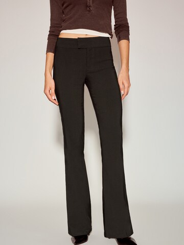 Pull&Bear Bootcut Byxa i brun: framsida