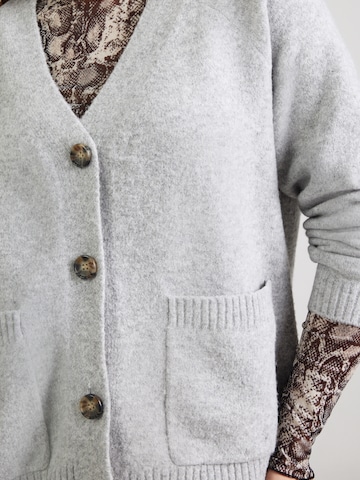 Vero Moda Curve - Cárdigan 'VMCBOOM' en gris