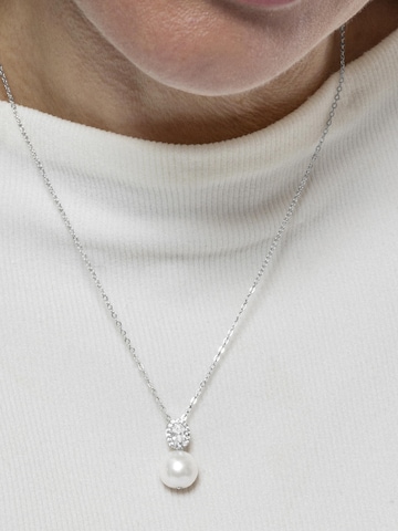 Chaîne 'Ihri' Luxenter en blanc