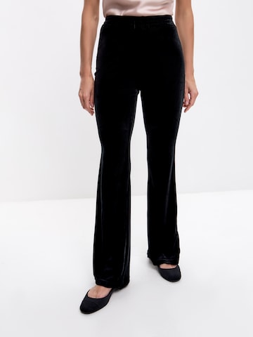 Slimfit Pantaloni 'Velvet flared trousers Petite' di Serena Silueta in nero