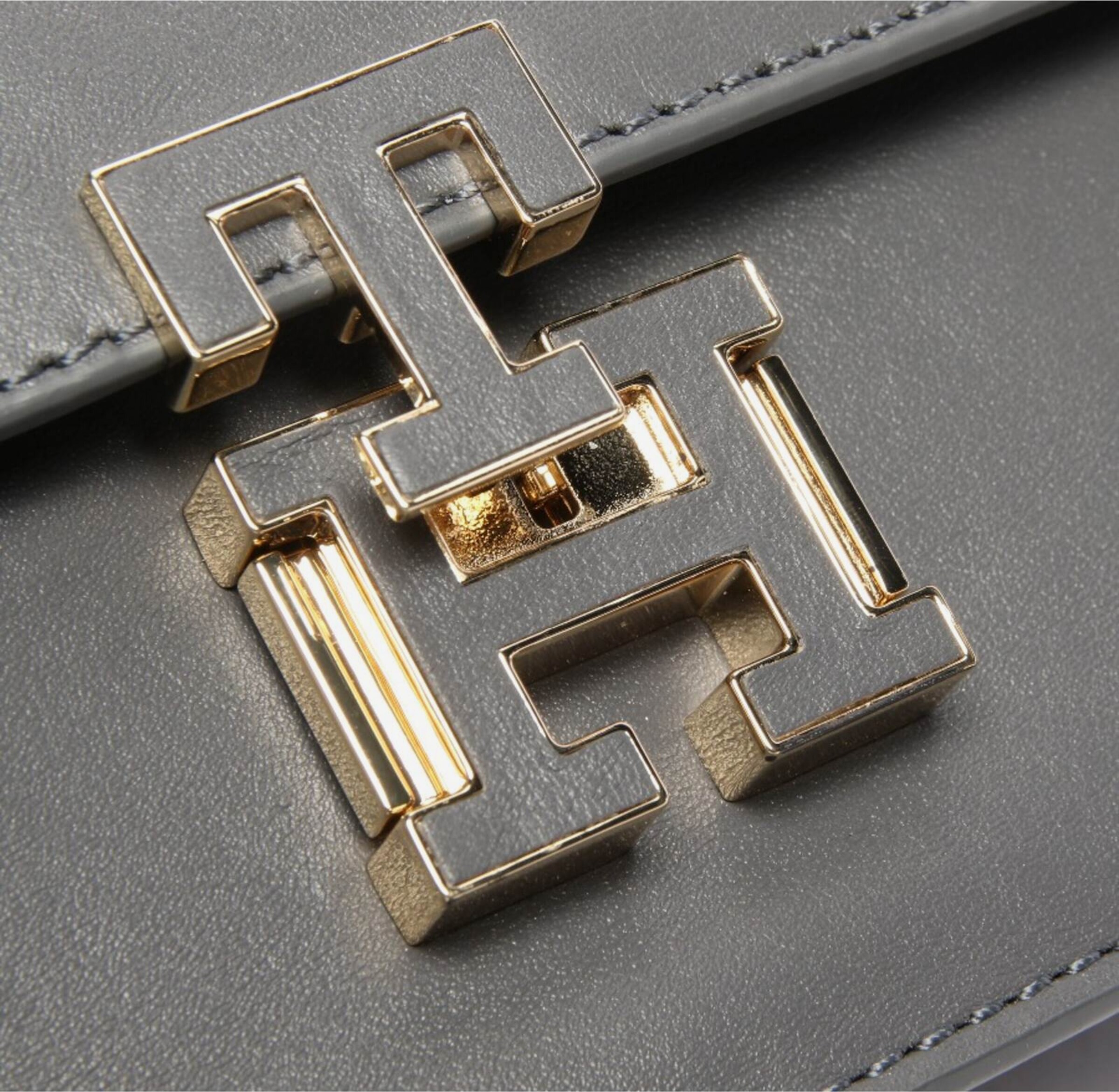 TOMMY HILFIGER Schultertasche / Umhängetasche One Size in Grau  