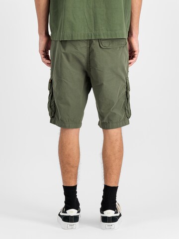 regular Pantaloni sportivi di ALPHA INDUSTRIES in verde