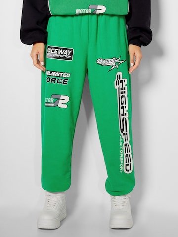 Bershka Regular Pants in Green: front