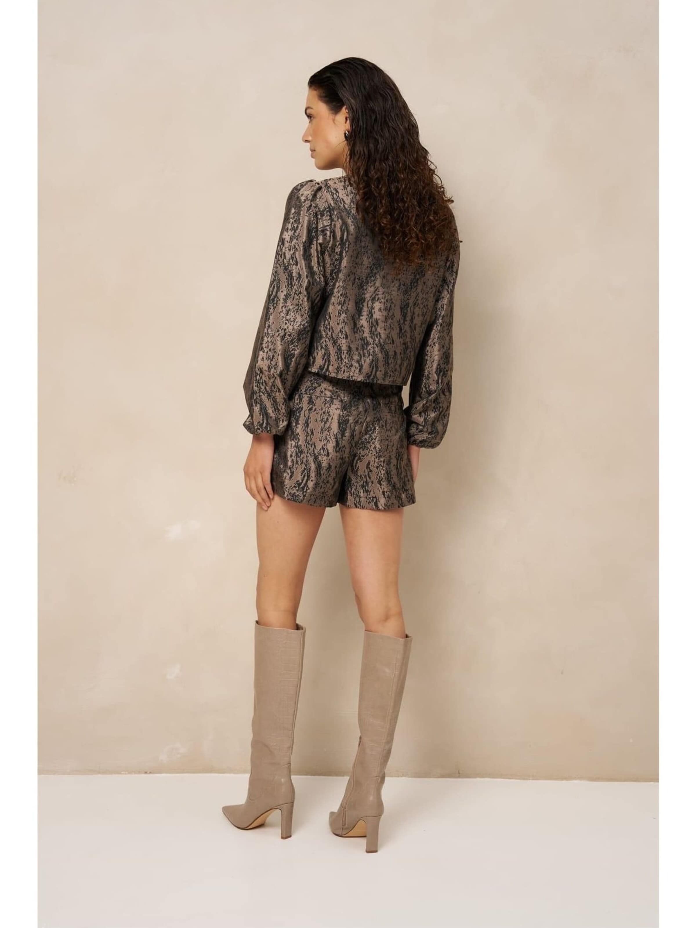 LOFTY MANNER Blouse 'RJ04 - Blouse Hedda - Jacquard' in Bruin