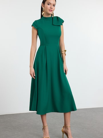 Trendyol Šaty – zelená: přední strana