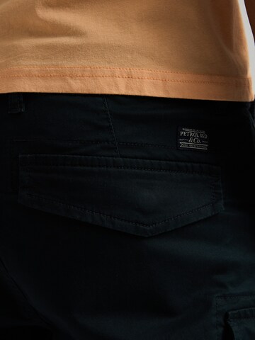 Petrol Industries Regular Shorts in Schwarz