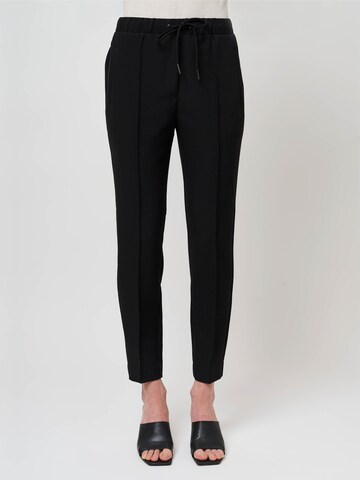 BRUUNS BAZAAR Tapered Pantalon 'RubySus Livia' in Zwart: voorkant