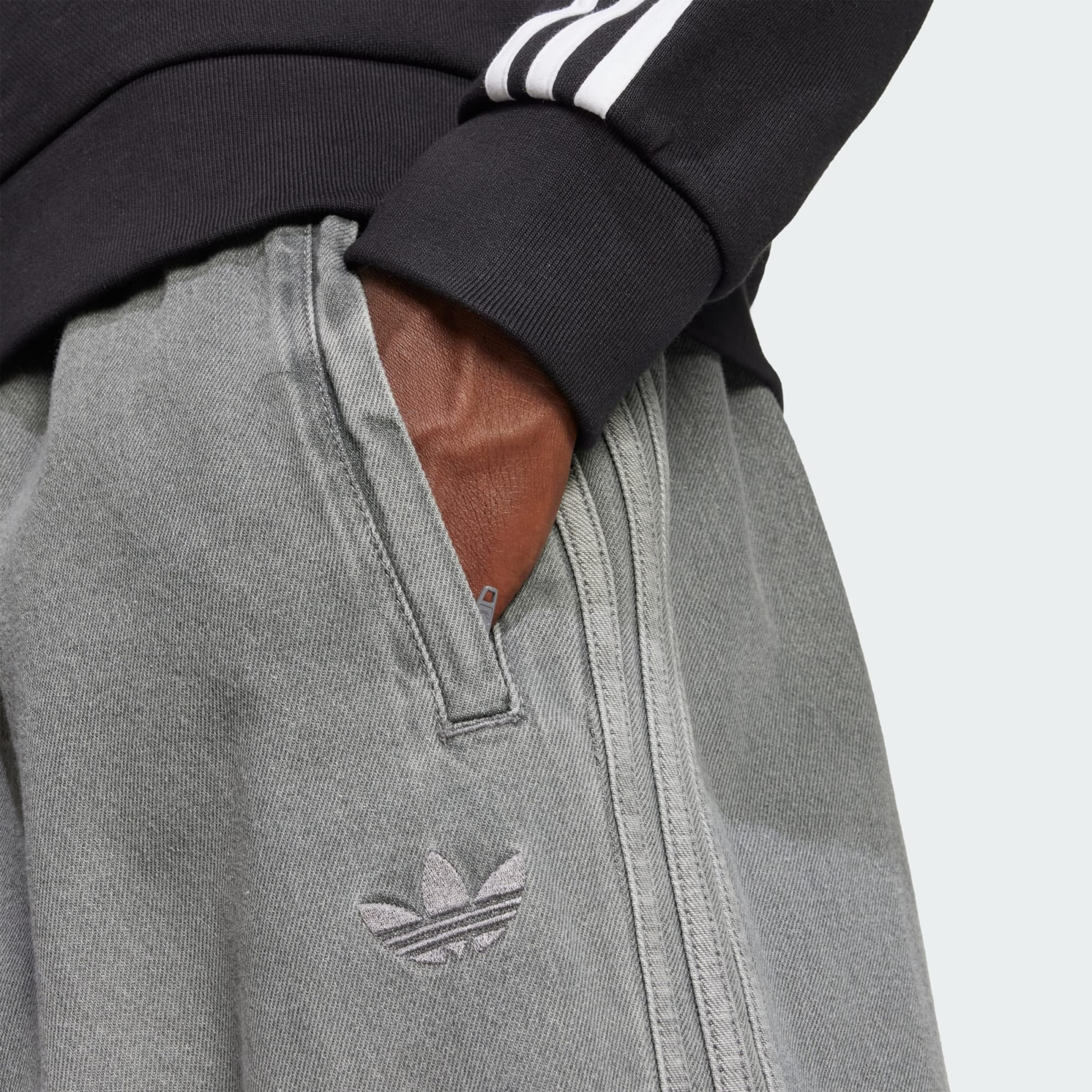 ADIDAS ORIGINALS Loosefit Jeans 'Adicolor' in Grey Denim | ABOUT YOU