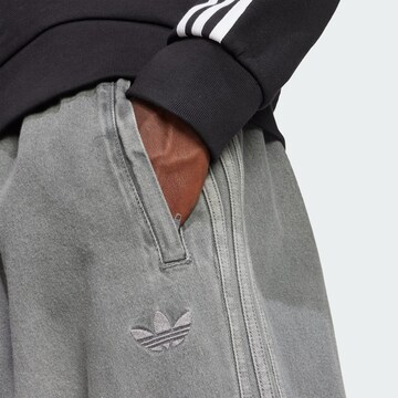 ADIDAS ORIGINALS Свободный крой Джинсы 'Adicolor' в Серый