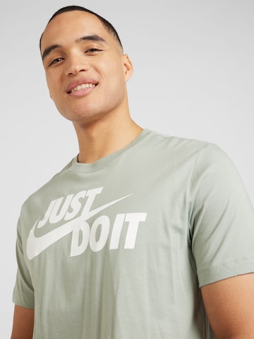 Nike Sportswear Regular fit T-shirt 'Swoosh' i grön