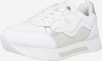 Baskets basses TOMMY HILFIGER en blanc : devant