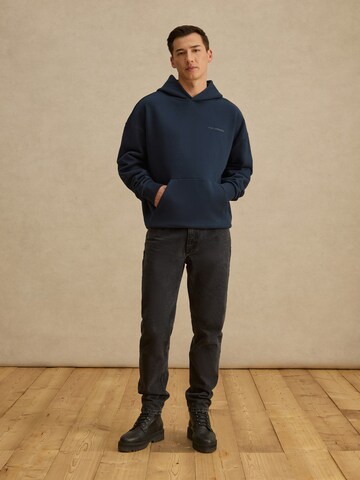 DAN FOX APPAREL Свитшот 'Sebastian' в Синий