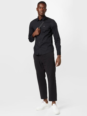 Calvin Klein - Ajuste estrecho Camisa en negro