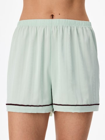 Pantalon de pyjama 'PENTI Aurora Satin Shorts mit Blumenmuster als Schlafanzughose' Penti en vert : devant