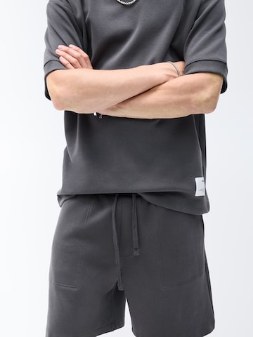 Loosefit Pantalon Pull&Bear en gris