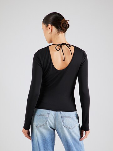 Top de la Sisley pe negru