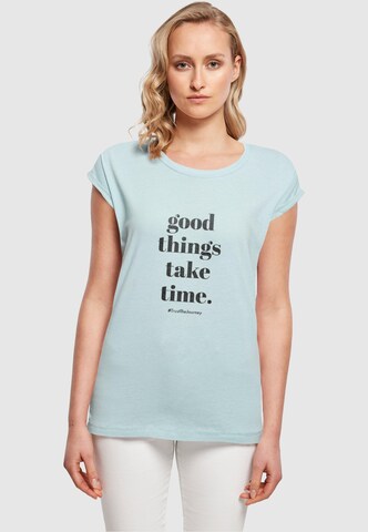 Merchcode T-Shirt 'Good Things Take Time' in Blau: Vorderseite