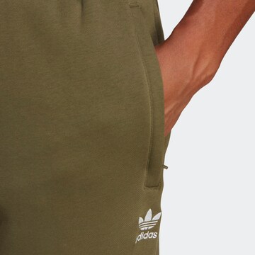 Tapered Pantaloni 'Trefoil Essentials' de la ADIDAS ORIGINALS pe verde