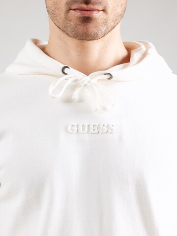 GUESS Суичър 'ROY' в бяло