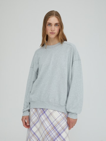 EDITED Sweatshirt 'Lana' in Grijs: voorkant