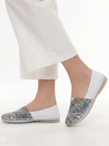 Maciejka Slip-ons '1930W-68/00-0' in White