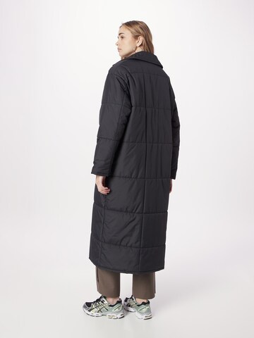 Manteau mi-saison 'QUILTA' minimum en noir