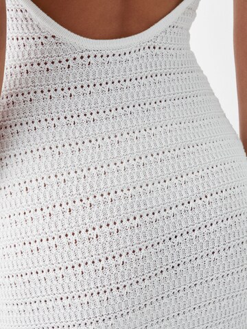 BershkaPletena haljina - bijela boja