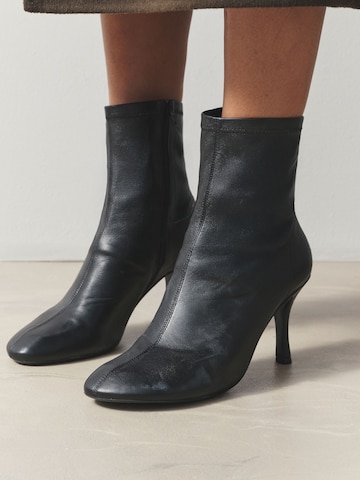Next Bootie in Black