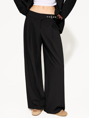 Loosefit Pantaloni di Bershka in nero: frontale