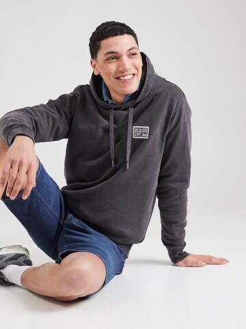 GUESS Sweatshirt 'HERON' in Schwarz