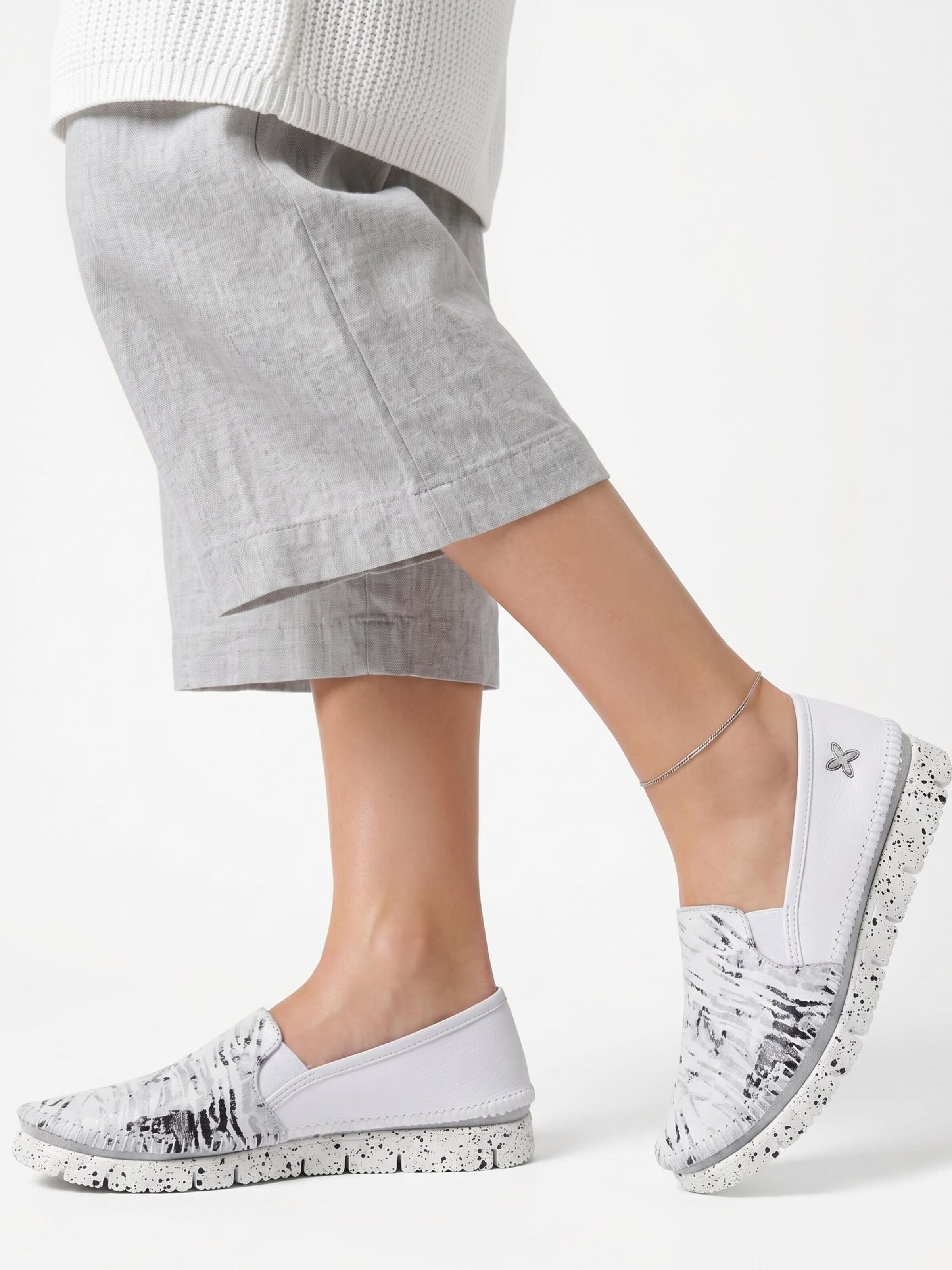 Maciejka Classic Flats '3512W-33/00-5' in White: front