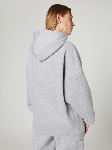 VIERVIER Sweatshirt 'Fine' in Grijs