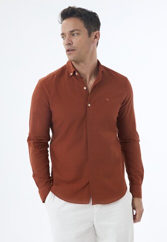 Coupe regular Chemise Jimmy Sanders en marron : devant
