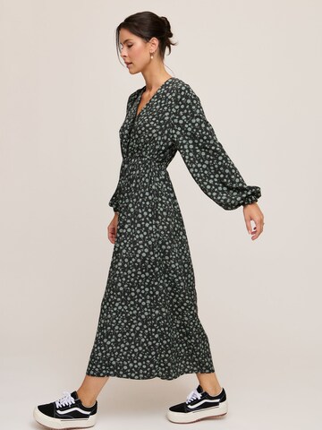 Rochie de la A LOT LESS pe verde