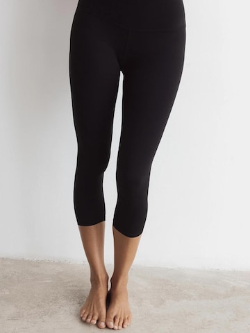 MyLibi Skinny Leggings in Black: front