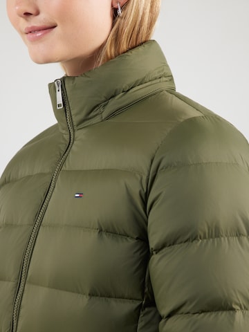 zaļš Tommy Jeans Ziemas mētelis 'Essential'