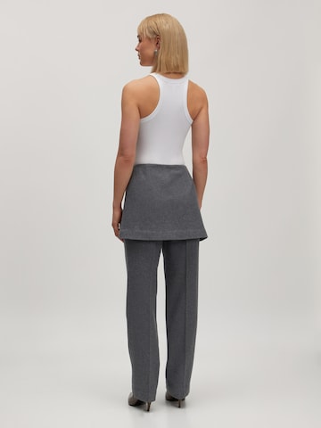 Regular Pantalon à plis 'Carolin' EDITED en gris