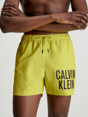 Calvin Klein Swimwear Zwemshorts 'Intense Power' in Geel: voorkant