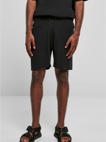 Urban Classics Regular Shorts in Schwarz: predná strana