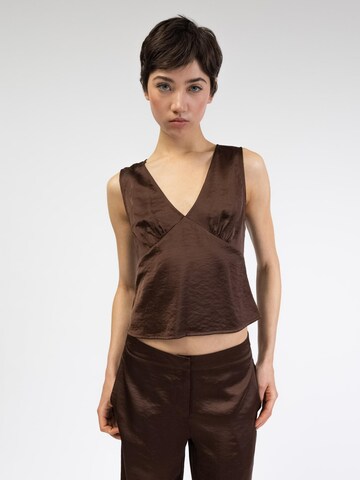 BROKE + SCHÖN Top 'Glänzendes Top mit V-Ausschnitt' in Brown: front