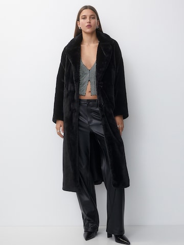 Pull&Bear Winter coat in Black: front