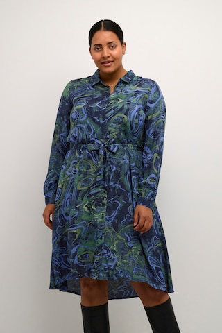 Robe-chemise 'Fina' KAFFE CURVE en bleu : devant