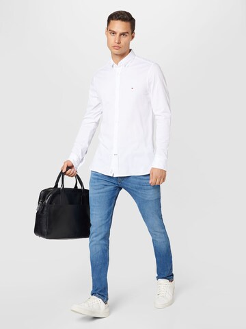 Slim fit Cămașă de la TOMMY HILFIGER pe alb