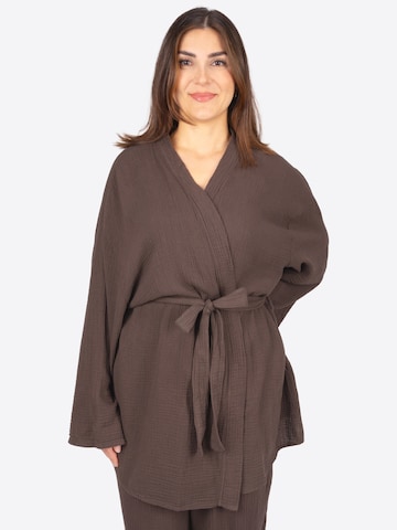Seasons of April Kimono 'Kehlani' in Braun: Vorderseite