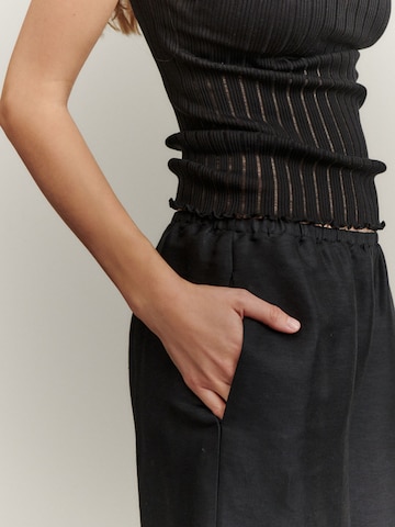ABOUT YOU x Marie von Behrens Szeroka nogawka Spodnie w kant 'Emelie' w kolorze czarny