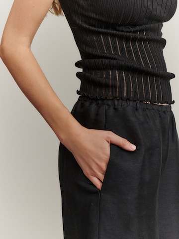 Wide Leg Pantalon à plis 'Emelie' ABOUT YOU x Marie von Behrens en noir