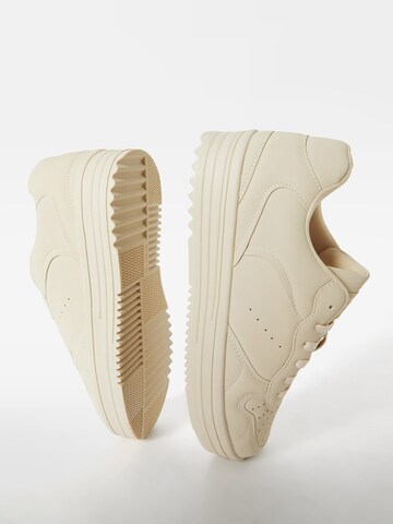 Bershka Sneaker in Beige