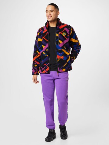 ADIDAS ORIGINALS Zwężany krój Spodnie 'Graphics Camo Sweat' w kolorze fioletowy