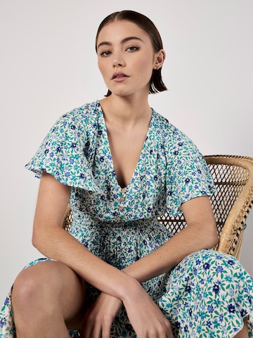 Robe Apricot en bleu