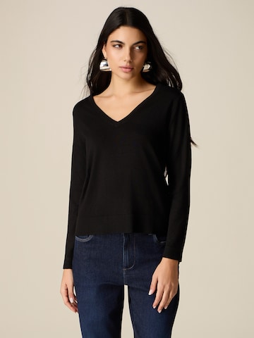 Pullover di oltre in nero: frontale